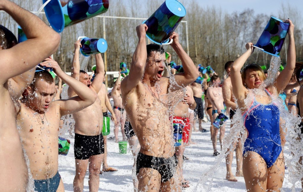 Обливание холодной водой картинки